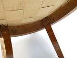 le dossier d'une chaise dont l'assise est en bois et le siège en tissu