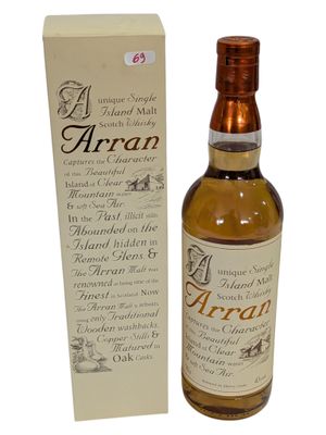 une photo d'une bouteille de whisky Arran à côté d'une boîte