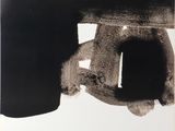 une photo d'une affiche en noir et blanc accrochée sur un mur blanc