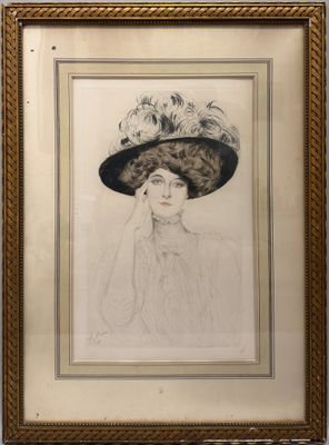 portrait d'une femme coiffée d'un chapeau et ornée de fleurs dans les cheveux