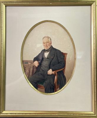 portrait d'un homme en costume, assis sur une chaise, dans un cadre doré