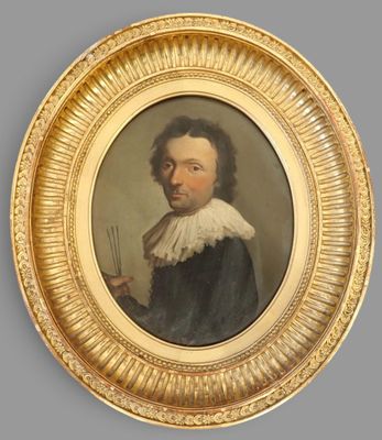 portrait d'un homme vêtu d'un manteau noir, tenant un pinceau et un peigne