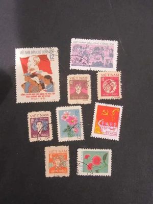 un grand nombre de timbres qui sont sur la table
