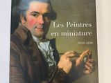 la couverture d'un livre sur laquelle figure le portrait d'un homme tenant une montre de poche
