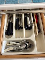 Contenu de deux tiroirs de la cuisine comprenant couverts, t… (photo 4)