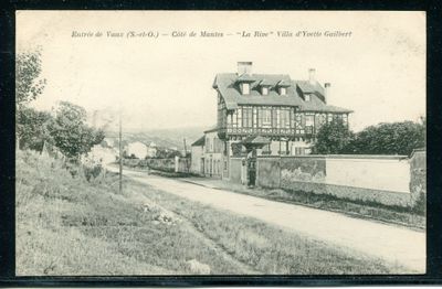 une photo en noir et blanc d'une maison au bord de la route