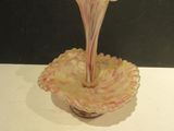 un vase en verre posé sur une table
