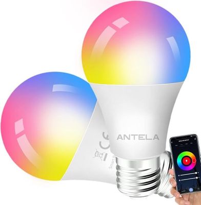 une image représentant une personne tenant un smartphone à côté d'une ampoule