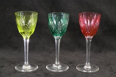 trois verres à vin sont alignés sur un fond noir