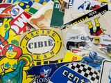 une pile d'autocollants posée sur une table noire