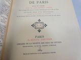un livre ouvert sur lequel figure une image de Paris