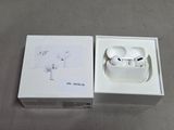 une boîte blanche contenant une paire d'AirPods