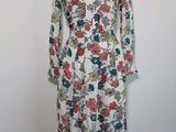 Robe à manches longues à imprimé floral sur un mannequin de couture