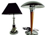 deux lampes placées l'une à côté de l'autre sur une table
