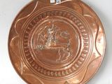 une plaque de cuivre ancienne représentant un homme à cheval