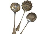 trois cuillères en argent et une cuillère ornée d'un motif floral