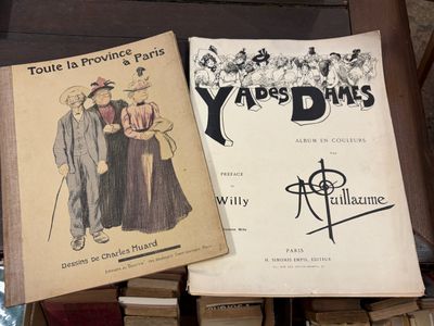 deux livres posés l'un à côté de l'autre sur une table