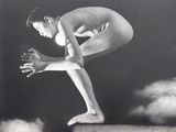photographie en noir et blanc d'un homme nu debout sur un rebord