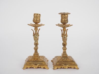 Paire de bougeoirs Napoléon III en bronze doré, le fut en fo…