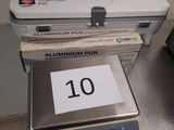 une image représentant une balance sur laquelle sont posés de nombreux objets