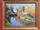 un tableau accroché au mur d'une pièce rouge