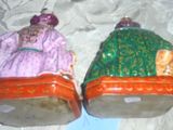 deux figurines assises sur une table