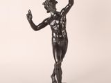 une image représentant une statue d'un homme tenant une raquette de tennis