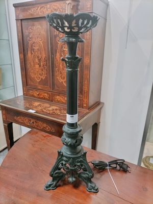 PIQUE CIERGE tripode en bronze (?) transformé en lampe.