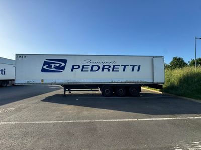 deux semi-remorques garées sur un parking