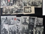 plusieurs photographies en noir et blanc représentant des personnes et des bâtiments, accrochées à un mur