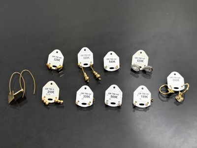 un gros plan sur un tas d'étiquettes posées sur une table
