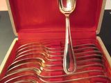 beaucoup de cuillères dans une boîte contenant une cuillère