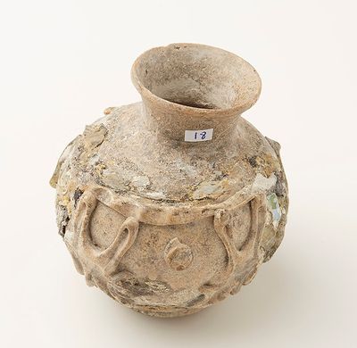 Un vase globulaire en verre irisé (restauration).