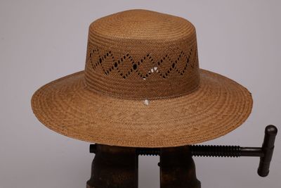 un chapeau posé sur une table