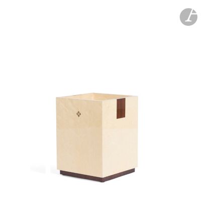 une petite boîte en bois posée sur une surface blanche