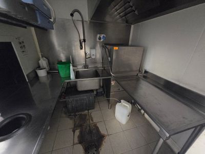 une photo d'une cuisine sale avec un sol sale