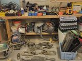 un établi avec de nombreux outils dans un garage