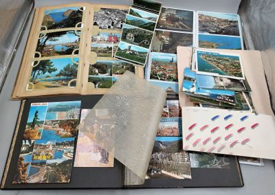 beaucoup d'images dans un livre posé sur la table