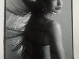 photographie en noir et blanc d'une femme aux longs cheveux flottant au vent