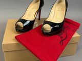 Escarpins à bout ouvert en vernis noir de la marque Christian Lours