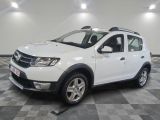une photo d'une dacia blanche garée sur un sol en damier