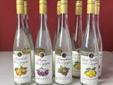 six bouteilles de vin blanc sont alignées sur un comptoir