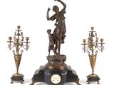 une statue en bronze représentant une femme tenant un oiseau et un candélabre