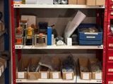 de nombreuses boîtes, les unes à côté des autres, sur les étagères du magasin
