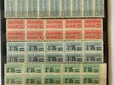 un gros plan sur une feuille de papier sur laquelle figurent de nombreux timbres