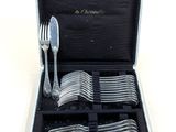un coffret à couverts contenant des fourchettes et des cuillères