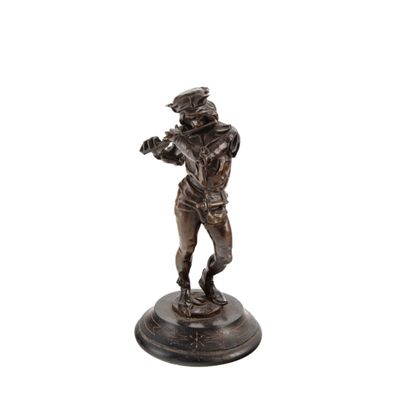 une figurine en bronze représentant un homme jouant du violon