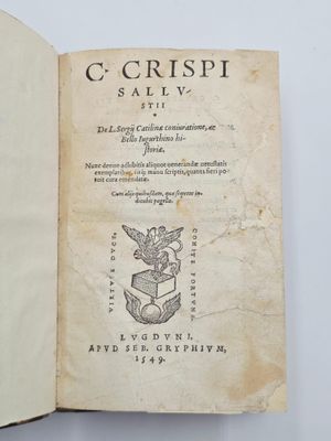 un livre ouvert sur lequel est dessiné un oiseau
