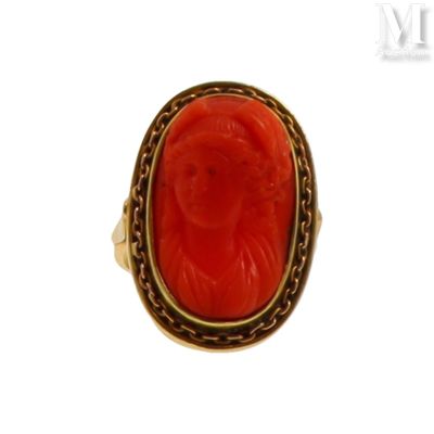 une image d'une bague en or avec une pierre rouge au centre