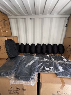 de nombreux sacs de bagages à l'arrière d'un camion de déménagement